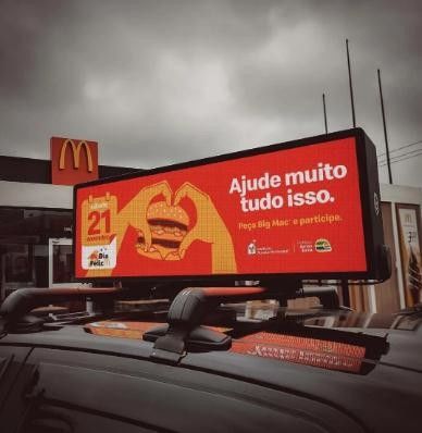 Anpassbare Fahrzeug-LED-Anzeige mit Animationsanzeigefunktion und 192*64-Punkt-Bildschirmauflösung