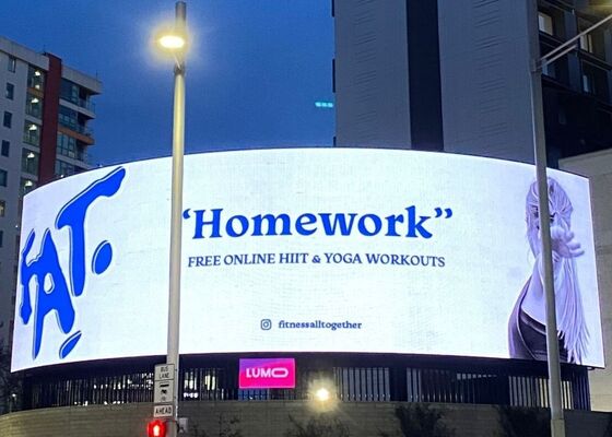 Guter Preis Outdoor P10 Werbe-LED-Displays feste LED-Billboard-Schilder Videowand Online