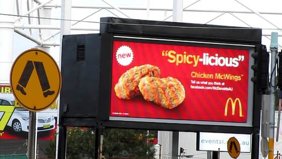 Hohe Helligkeit 7000nits P5 P6 P8 P10 LED-Bildschirm Festes LED-Billboard mit 3840Hz Bildwiederholfrequenz