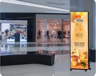 Guter Preis 1R1G1B LED Poster Display mit Aluminiumgehäuse und 680x2000mm Bildschirmgröße, ideal für dynamische Indoor-Digital-Signage Online