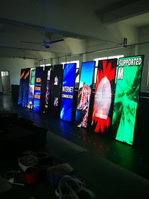 Guter Preis P3 LED vertikaler Schirm der Plakat-Anzeigen-HD Innenwerbungsled-Ausstellungsstand Online