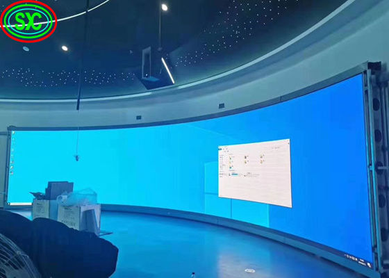 Hochauflösende gebogene farbenreiche Innenanzeige LED-P3.91 mit justierbarem Winkel-Kabinett