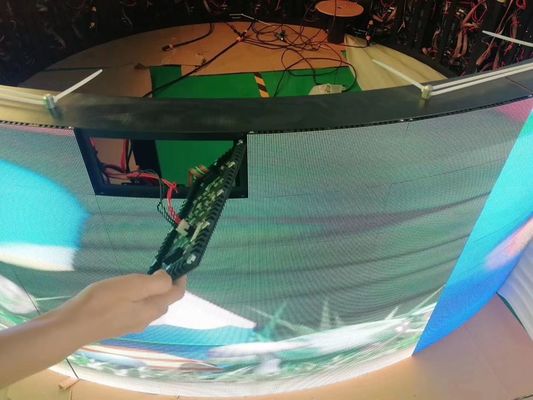 Guter Preis Installieren Sie schnell flexible LED-Schirm-Videowerbung gebogene Zylinder-Anzeige P4 Online
