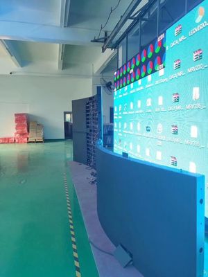Guter Preis Flexibler LED Schirm des weichen Modul-, gebogene geführte Anzeige Innen-P4 für zylinderförmige Spalte Online